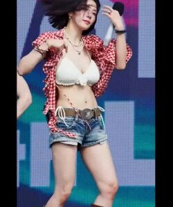 Clip Kwon Eun-bi múa ngực hot nhất Waterbomb bỏng mắt khán giả